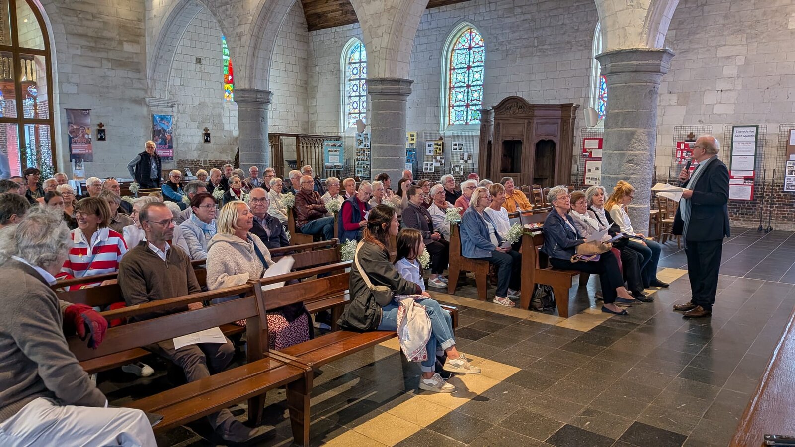 Monseigneur Bernard Podvin s’adressant aux visiteurs