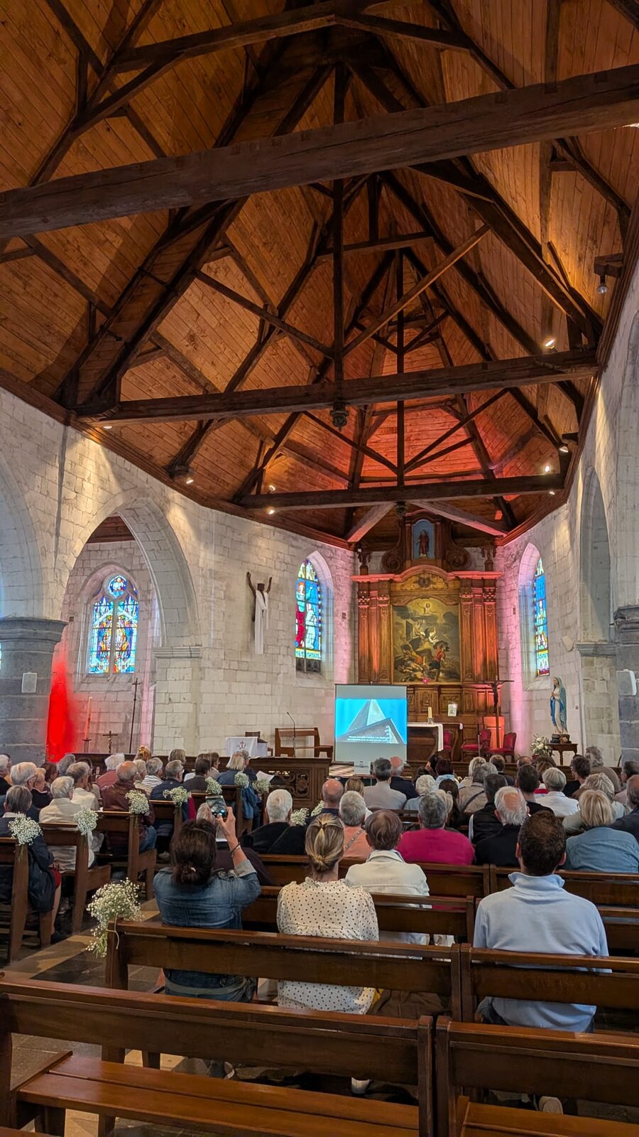Le public assistant à la vidéoprojection dans l’église
