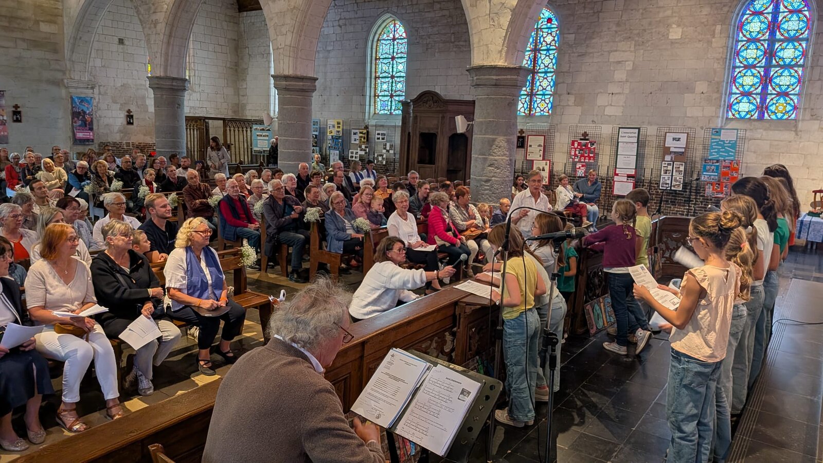 La chorale d’enfants chantant devant le public