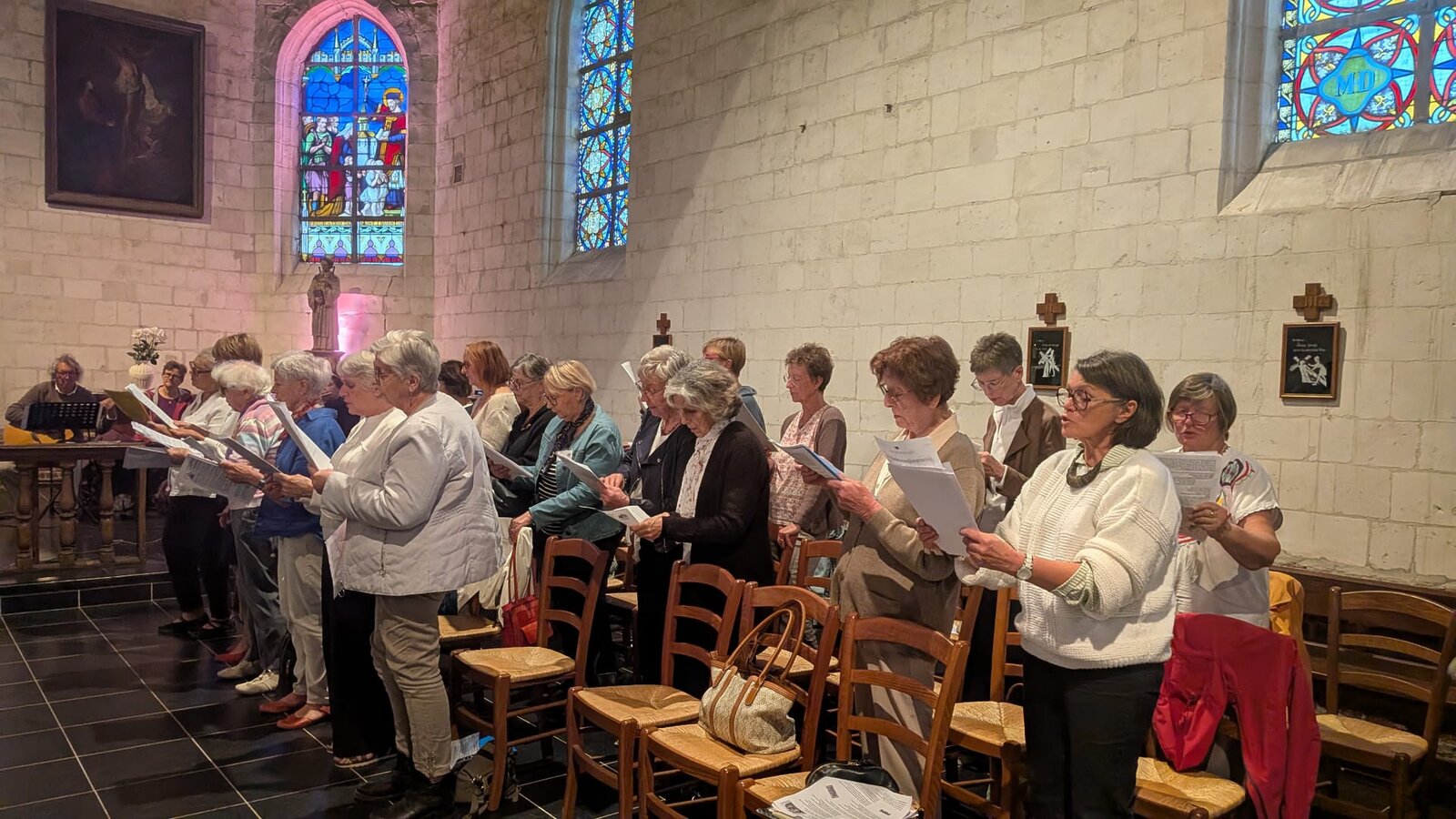 La chorale paraoissiale chantant dans l’église