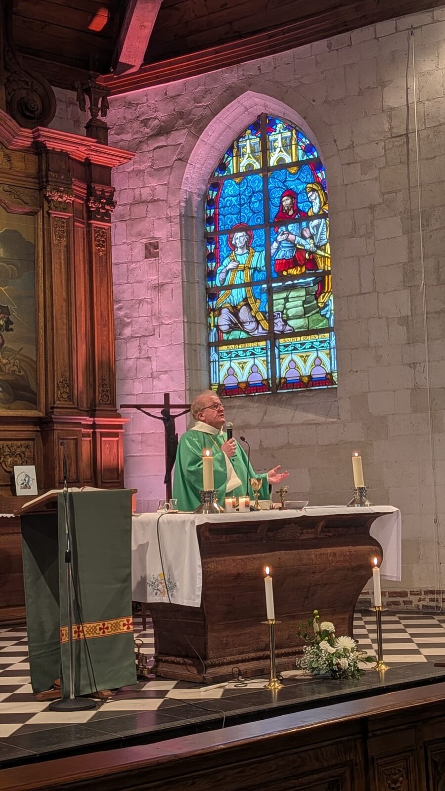 Monseigneur Podvin dans le chœur de l’église