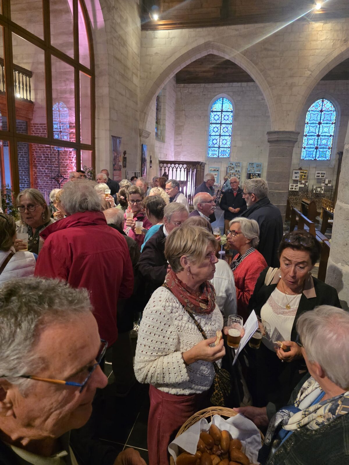 Les visiteurs échangeant lors du moment convivial