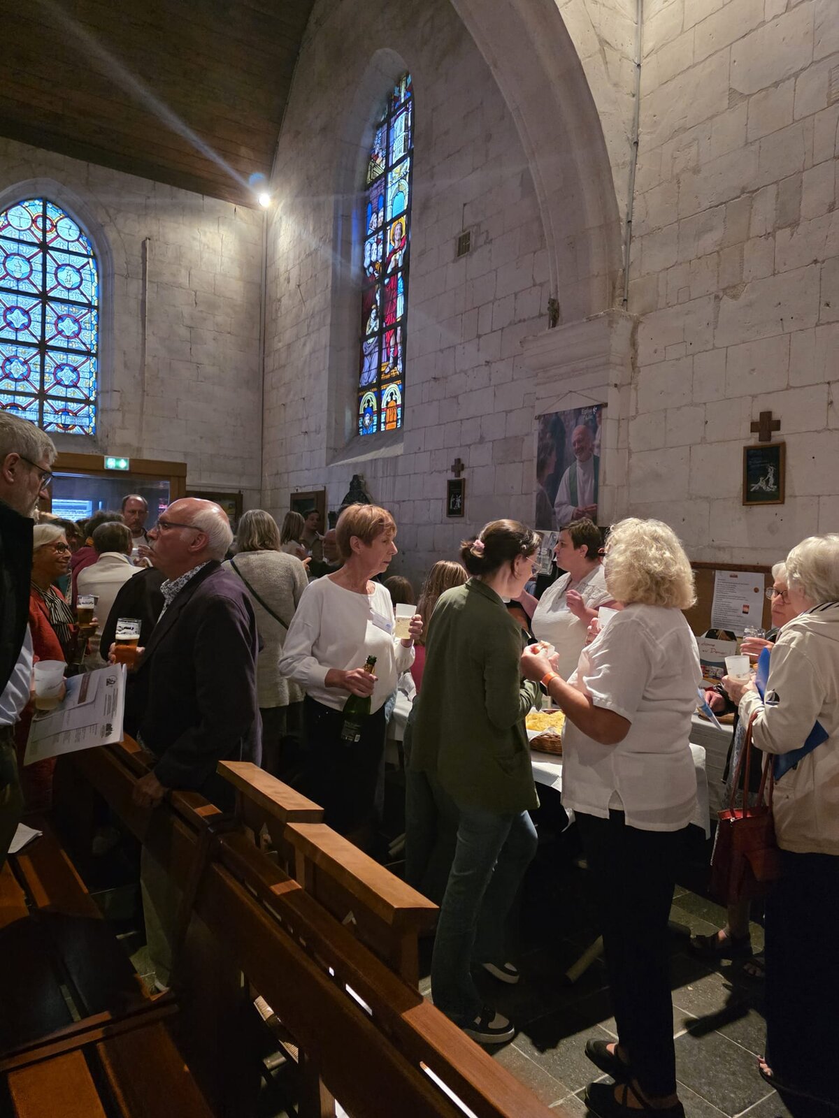 Les visiteurs réunis près de l’exposition patrimoniale